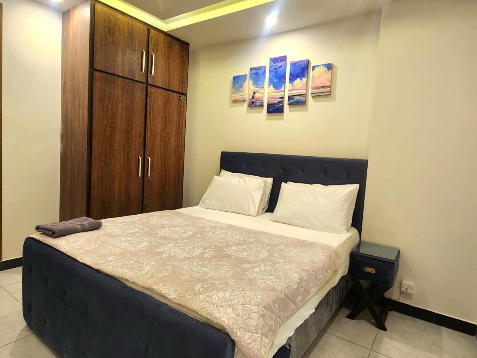 Luxurious Landing Apartments & Suites Bahria Town Rawalpindi Room photo