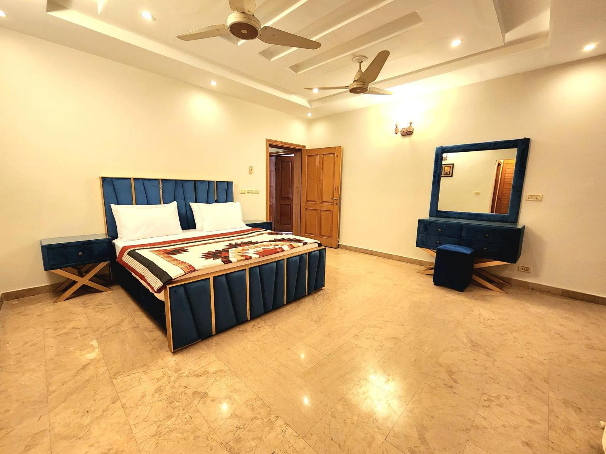 Luxurious Landing Apartments & Suites Bahria Town Rawalpindi Room photo