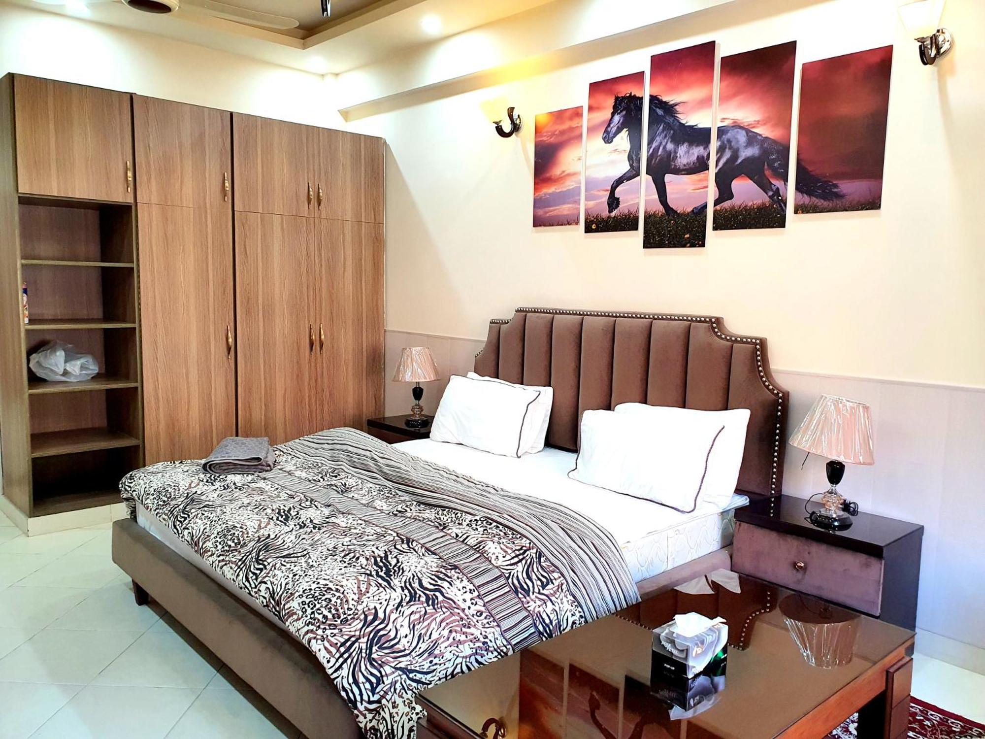 Luxurious Landing Apartments & Suites Bahria Town Rawalpindi Room photo